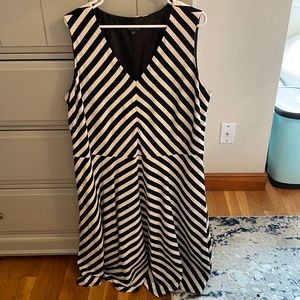 22W Tahari Black and White Stripped Dress